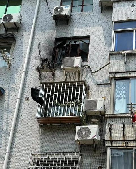 楼上空调外机热风吹到楼下