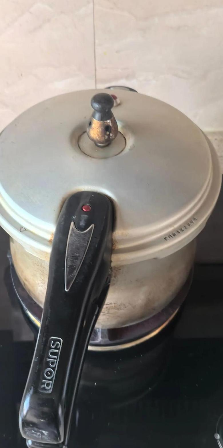 煮饭时电饭煲砰砰的响