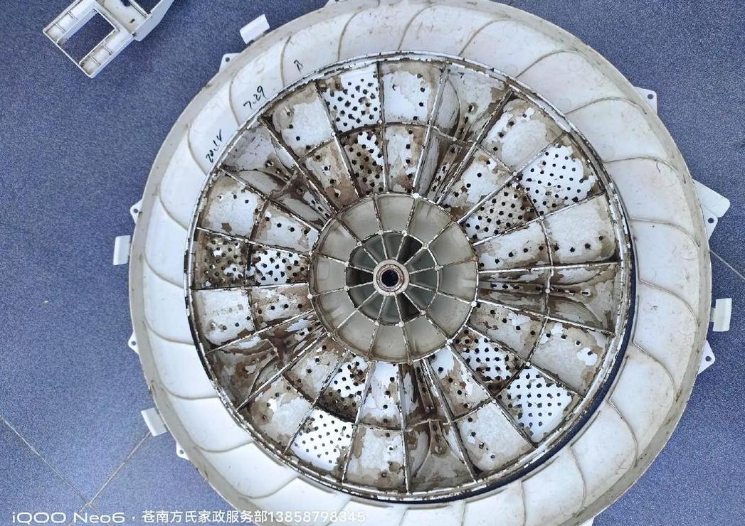 洗衣机带轮子底盘怎么拆卸