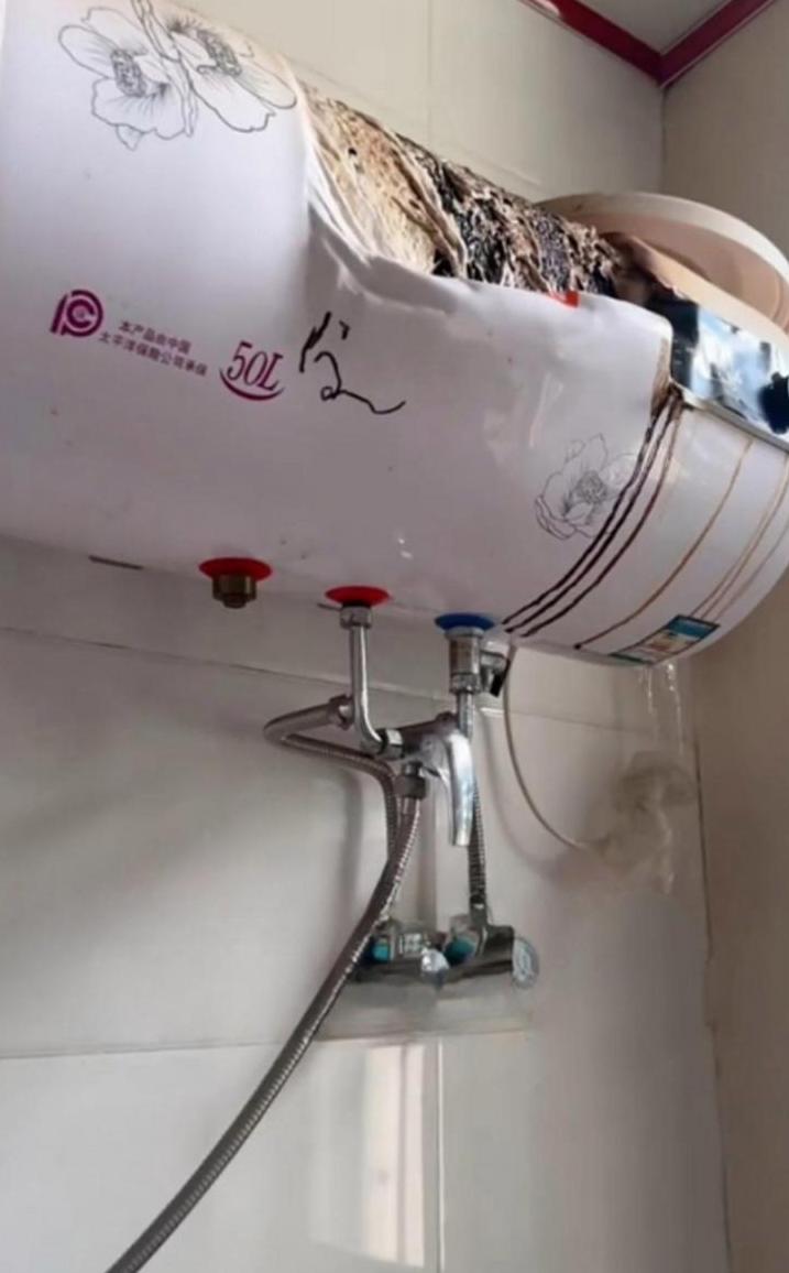 美的热水器滴水